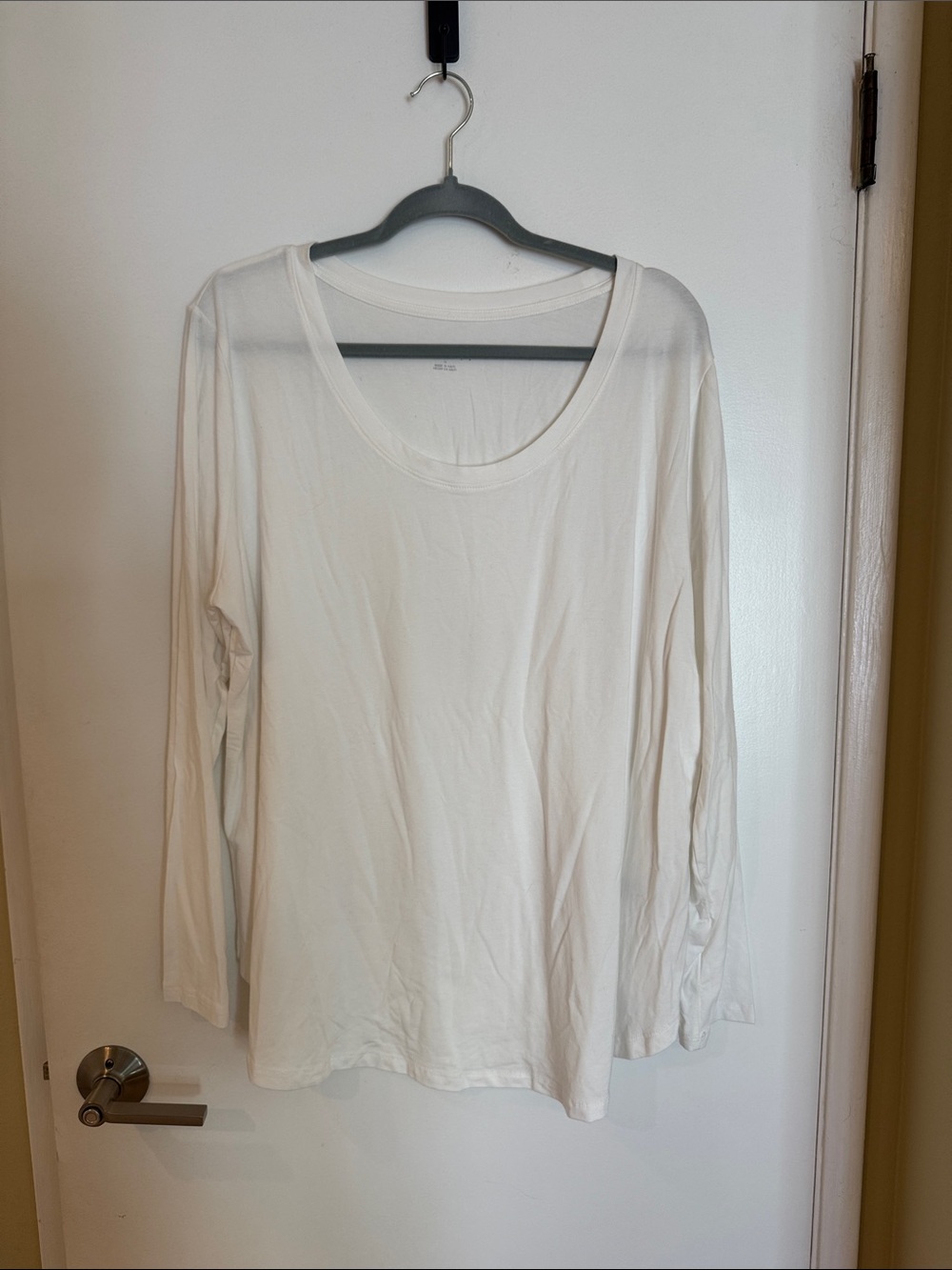 Ava & Viv White Scoop Neck Long-Sleeve Top